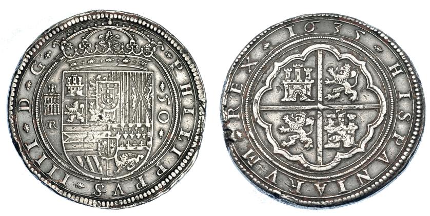 1038   -  FELIPE IV. 50 reales. 1635. Segovia. R. A/ PHILIPPUS IIII D G. R/ HISPANIARUM REX. Leyendas separadas por adornos florales. AC-1702. Golpecito en canto y raya en rev. MBC. Los cincuentines de 1631 y 1635, están relacionadas con grandes mercaderes, en especial el sevillano Lope de Ulloque. Conocemos conciertos de este mercader para acuñar cincuentines ya en 1620 (junto a Francisco de Contreras), y años después, ya con Pedro de Aramburu, volvió a concertar nuevas acuñaciones en 1628, 1630, 1632, 1633, 1634, 1635 y 1636. Las piezas de 1631 (ensayada por Esteban de Pedrera) y 1635 (ensayada por Rafael Salván) forman parte de las grandes partidas de plata llevadas a Segovia por este mercader de forma constante en estos años “para poder labrar reales de a cincuenta”. Ex Lonja del Almidón, 30-III-1936, lote 861. 