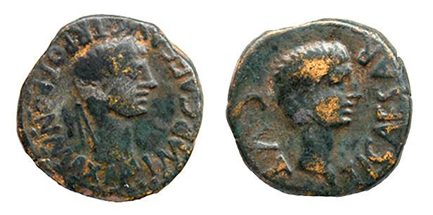 110   -  TARRACO. As. Augusto. A/ Cabeza laureada a der.; IMP CAES AVG TR POT PON MAX P P. R/ Cabeza a der.; TI CAESAR CVT. AE 7,97 g. 23 mm. RPC-215. APRH-215. ACIP-3253. CC-4484, mismo ejemplar. Pátina oscura. BC+.