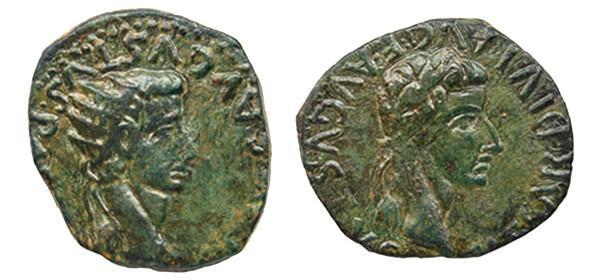 118   -  TARRACO. As. Tiberio. A/ Cabeza laureada a der.; (TI CAE)SAR DIVI AVG F AVGVSTVS. R/ Cabeza radiada a der.; (DIVV)S AVGVSTVS PA(TER C V T TAR), AE 5,45 g. 21 mm. RPC-228. APRH-228. ACIP-3268. CC-4494, mismo ejemplar. Pátina verde. MBC+/MBC.