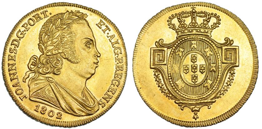 1251   -  PORTUGAL. Peça de Jarra (6400 reis). Juan VI como príncipe regente de Portugal. 1802. Lisboa. Go-31.01. KM-332. Leve acuñación floja en parte del escudo. B.O. EBC+. Muy rara en esta conservación. La reina María I (m. 1816) sufrió un ataque de locura el 1 de febrero de 1792; el día 10 un consejo de médicos la declaró demente e incapacitada para gobernar, por lo cual su heredero, el príncipe Juan, asumió de facto el gobierno de la monarquía, aunque siempre en nombre de su madre. Solo años después, en julio de 1799, fue oficialmente nombrado Regente del Reino, y es en este momento cuando empieza a gobernar en su propio nombre y también a acuñar moneda con su imagen y título específico (P. REGENS). Esta moneda, la peça, era la mayor del sistema, con un valor de 6400 reis (4 escudos) y se acuñó por primera vez a nombre del Príncipe Regente en 1802, fue por tanto su primera emisión y en reverso llevaba el escudo del reino con un adorno en sus laterales terminado en una greca que hizo que fuera denominada Peça de Jarra, que solo aparece en esta única emisión, lo que la convierte en una moneda extremadamente rara, tanto por su diseño como por su importancia histórica.