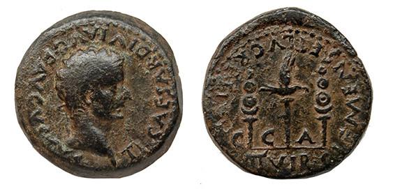 308   -  CAESARAUGUSTA. Semis. Tiberio. A/ Cabeza laureada a der.; TI CAESAR DIVI AVG F AVGVSTVS. R/ Aquila entre dos signa, en campo C-C-A; CLEMENS ET LVCRETIVS/ II VIR. AE 6,17 g. 21 mm. RPC-354. APRH-354. ACIP-3081. CC-4771, mismo ejemplar. Pátina verde. BC+/MBC-. Rara.