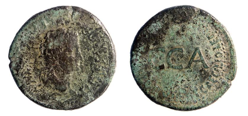 317   -  CAESARAUGUSTA. Dupondio. Tiberio. A/ Cabeza laureada a der.; TI CAESAR DIVI AVG F AVGVSTVS, poco visible. R/ C C A, alrededor T CAECILIO LEPICO (C AVIDIO GEMEL)LO II VIR. AE 25,20 g. 37 mm. RPC-365. APRH-365. ACIP-3094. CC-4785, mismo ejemplar. Pátina verde irregular. RC/BC. Rara. Ex Vico 12-6-2014, lote nº 3005.