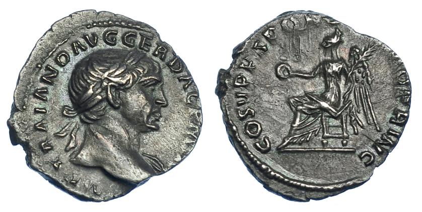 501   -  IMPERIO ROMANO. ADRIANO. Quinario. Roma (103-111). A/ Busto laureado a der., con manto sobre el hombro izq.; IMP TRAIANO AVG GER DAC P M TR P. R/ Victoria sentada a izq. con corona y palma; COS V P P SPQR OPTIMO PRINC. AR 1.18 g. 13,9 mm. RIC-135. Pátina gris. EBC. Rara.