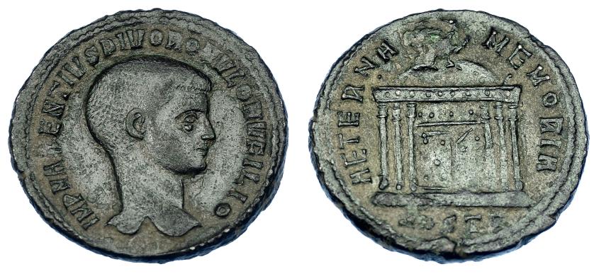 592   -  IMPERIO ROMANO. RÓMULO (hijo de Majencio). Follis. Acuñación póstuma. Ostia (309-312). A/ Cabeza a der.; IMP MAXENTIVS DIVO ROMVLO N V FILIO. R/ Templo con cúpula rematada en águila; exergo HOSTP; AETERNA MEMORIA. AE 6,23 g. 25,5 mm. RIC-33. MBC. Rara.