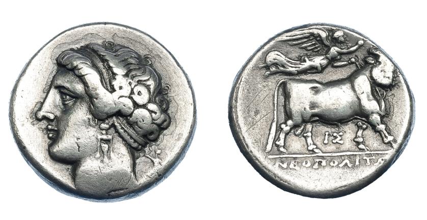 310   -  GRECIA ANTIGUA. CAMPANIA. Neapolis. Didracma (325-241 a.C.). A/ Cabeza de ninfa a izq., detrás ¿Atenea? R/ Toro androsopo a der. coronado por Nike, debajo IΣ, en el exergo NEOΠOΛIΩTN. AR 7,05 g. 19,9 mm. COP-459. SBG-310 vte. MBC/MBC-. Ex col. Guadán 1318.