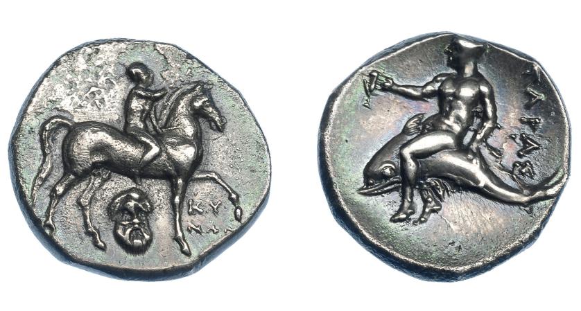 320   -  GRECIA ANTIGUA. CALABRIA. Tarento. Didracma (272-240 a.C.). A/ Jinete a der., monograma a izq., máscara de Sileno debajo; KY/NΩN. R/ Taras con cántaro sobre delfín a izq.; TAPAΣ. COP-861 vte. (sin monograma). SNG ANS-1189. SBG-363. Leves erosiones. EBC-/MBC+. Ex col. Guadán 1386. 