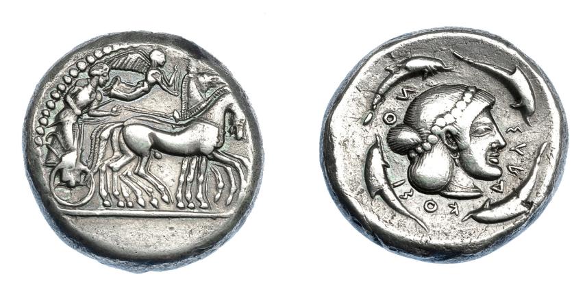 359   -  GRECIA ANTIGUA. SICILIA. Siracusa. Tetradracma (485-466 a.C.). A/ Auriga en cuadriga a der., encima Nike coronando los caballos. R/ Cabeza de Aretusa a der., alrededor delfines; ΣVRAKOΣION. AR 17,90 g. 24,8 mm. COP-628. SBG-913. Abrillantada. MBC/MBC+. Rara. Ex col. Guadán 1651.