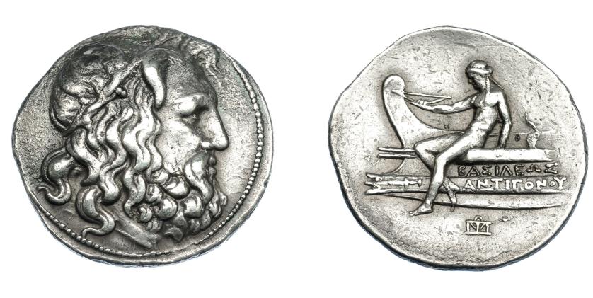 384   -  GRECIA ANTIGUA. MACEDONIA. Antígonos III Doson. Tetradracma (229-221 a.C). A/ Cabeza de Poseidón a der. R/ Apolo desnudo, sentado sobre proa a izq., debajo monograma; BASILEWS ANTIGONOU. AR 16,98 g. 32,5 mm. COP-1204. SBG.6789. Leves oxidaciones. MBC+. Rara. Ex col. Guadán 1796.