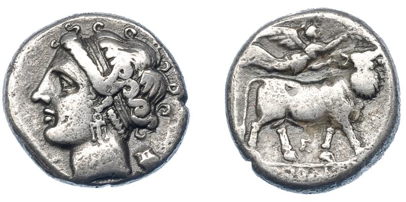 210   -  GRECIA ANTIGUA. CAMPANIA. Neapolis. Didracma (325-240 a.C.). A/ Cabeza de ninfa diademada a izq. R/ Toro androsopo a der., encima Nike coronándolo, debajo G, en exergo (NEO)POLI(T...). AR 7,21 g. 20,05 mm. COP-447 vte. SBG-310 vte. MBC/MBC-. Ex colección Guadán 1321. 