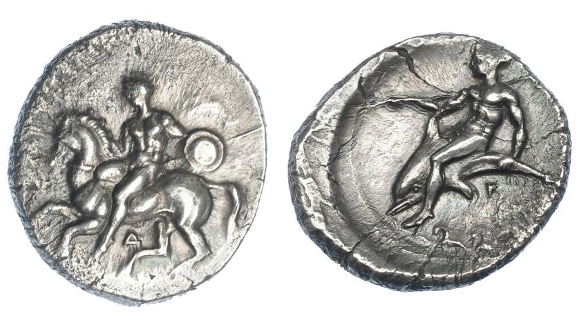 228   -  GRECIA ANTIGUA. CALABRIA. Tarento. Didracma (380-345 a. C.). A/ Jinete con escudo y lanza a izq., debajo A. R/ Taras con brazo der. extendido cabalgando delfín a izq., debajo G y olas. AR 7,70 g. 23,32 mm. COP-no. SBG-no. Erosiones. MBC+. Ex colección Guadán 1365.