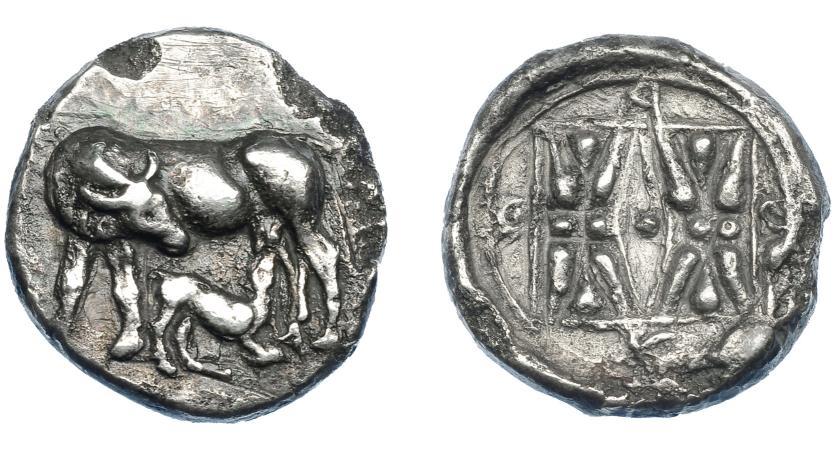 256   -  GRECIA ANTIGUA. CORCIRA. Estátera (450-400 a.C.). A/ Vaca a izq. alimentando ternero. R/ Cuadrado con doble diseño decorativo, alrededor K-O-P invertida. AR 9,54 g. 23,2 mm. COP-156 vte. (ley. rev.). SBG-2007 vte. Erosiones. MBC. Ex colección Guadán 1994.