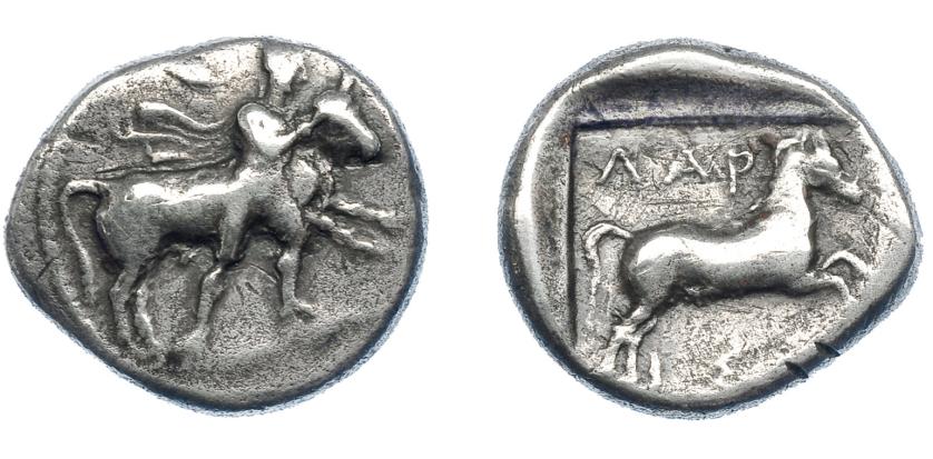 257   -  GRECIA ANTIGUA. TESALIA. Larissa. Dracma (400-360 a.C.). A/ Figura masculina sujetando toro a der. R/ Cuadrado incuso con caballo saltando a der., encima LAR, debajo IS(…). AR 6,30 g. 19,8 mm. COP-107 vte. SBG-2111 vte. MBC-. Escasa.