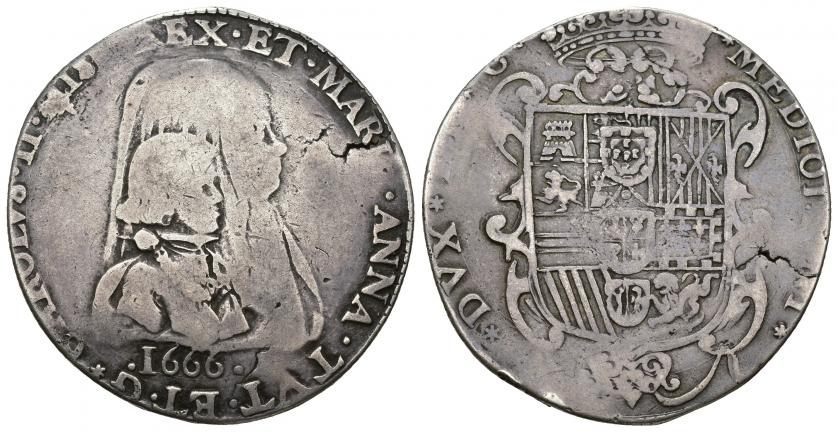 699   -  CARLOS II (regencia de Mariana de Austria). Felipe de plata. 1666. Milán. A/ CAROLVS II HISP REX ET MARIA ANNA TVT ET G * 1666. R/ MEDIOLANI DVX ET C. AR 25,27 g. 39,35 mm. Crippa-2. Olivares 277. Cospel abierto. BC+/MBC-. Rara.