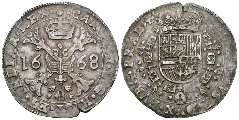 704   -  CARLOS II. Patagón. Amberes. 1668. A/ CAROL II D G HISP ET INDIAR REX. R/ ARCHID AVST DVX BVRG BRAB Zc . AR 28,07 g. 43,7 mm. Vanhoudt-698.AN. DEL I-342. Pequeña grieta. MBC.