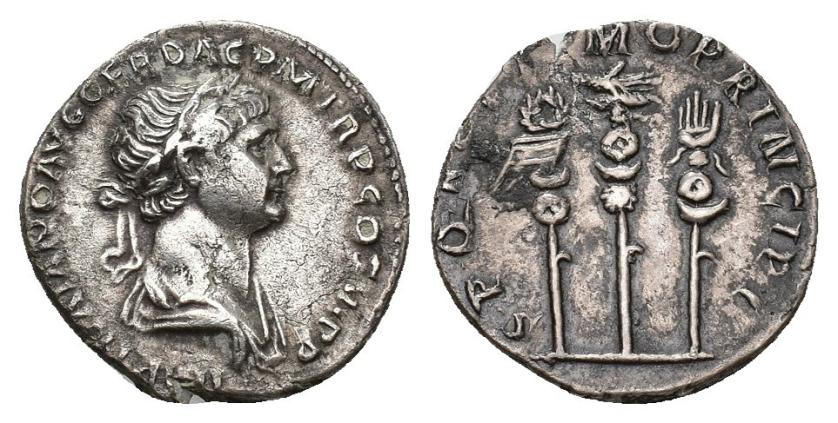 293   -  IMPERIO ROMANO. TRAJANO. Denario. Roma (112-114). A/ Busto laureado y drapeado a der.; IMP TRAIANO AVG GER DAC P M TR P COS VI P P. R/ Aquila entre vexillum y estandarte; S P Q R OPTIMO PRINCIPI. AR 2,82 g. 18,5 mm. RIC-294. Porosidades y concreciones. MBC.