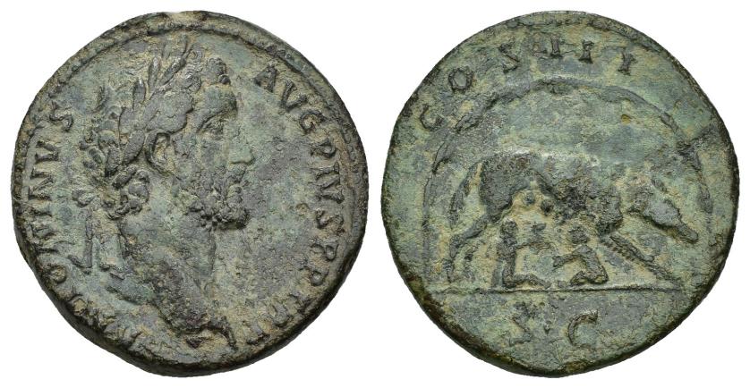 328   -  IMPERIO ROMANO. ANTONINO PÍO. Sestercio. Roma (140-144). A/ Cabeza laureada a der.; ANTONINVS AVG PIVS P P TR P. R/ Loba con los gemelos dentro de cueva; COS III, exergo S C. AE 25,84 g. 32,3 mm. RIC-603A. Golpes en gráfila. Pátina verde rugosa. MBC-. 