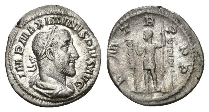 385   -  IMPERIO ROMANO. MAXIMINO I. Denario. Roma (235). A/ Busto laureado, drapeado y acorazado a der.; IMP MAXIMINVS PIVS AVG. R/ El emperador en traje militar con dos estandartes; P M TR P P P. AR 3,18 g. 19,1 mm. RIC-1. MBC/MBC-. 