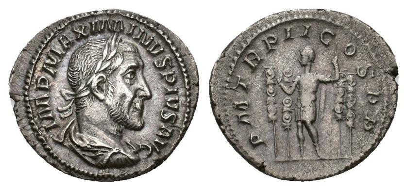 386   -  IMPERIO ROMANO. MAXIMINO I. Denario. Roma (235). A/ Busto laureado, drapeado y acorazado a der.; IMP MAXIMINVS PIVS AVG. R/ El emperador en traje militar a izq. con cuatro estandartes; P M TR P II COS P P. AR 2,94 g. 21 mm. RIC-no. MBC+/MBC.