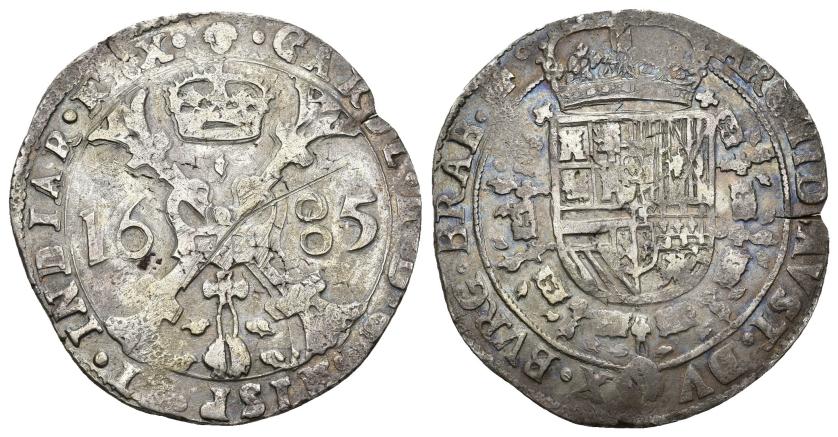 518   -  CARLOS II. Patagón. 1685. Bruselas. AR 27,73 g. 42,7 mm. Vanhoudt-698.BS. DEL I-343. Raya en anv. MBC.