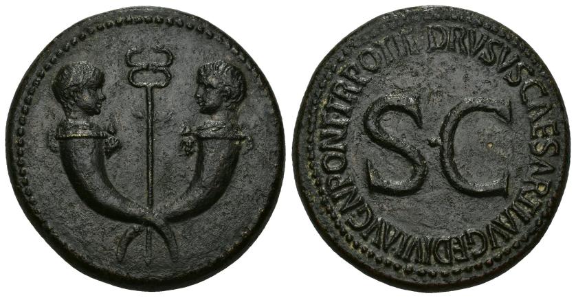 110   -  IMPERIO ROMANO. DRUSO (bajo Tiberio). Sestercio. Roma (22-23 d.C.). A/ Dos cornucopias cruzadas con las cabezas afrontadas de Tiberio y Germánico, en medio caduceo alado. R/  S C, alrededor DRVSVS CAESAR TI AVG F DIVI AVG N PONT TR POT II. AE 27,27 g. 34 mm. RIC-42. Pátina oscura. Campos repasados en rev. EBC/EBC-. Rara. Este sestercio a nombre de Druso César, citado como hijo de Tiberio y nieto (adoptivo) de Augusto, y presunto heredero imperial en su segunda tribunicia potestas (marzo-septiembre del 23), muestra la continuidad de la familia imperial con la imagen de la cabeza sus dos hijos gemelos, Tiberio y Germánico, nacidos en el año 19, saliendo de una cornucopia, símbolo de prosperidad. Germánico murió ese mismo año 23, lo mismo que su padre. El superviviente fue conocido como Tiberio Julio César Nerón Gemelo y su abuelo le designó heredero del emperador junto a su primo Calígula, quien, tras subir al trono, ordenó su ejecución. Ex subasta Jesús Vico 14 (20-6-1990), lote 366.