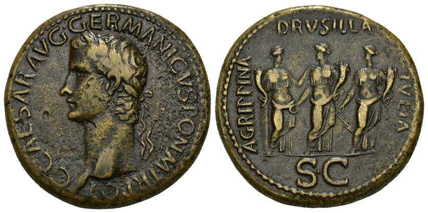 112   -  IMPERIO ROMANO. CALÍGULA. Sestercio. Roma (37-38 d.C.). A/ Cabeza laureada a izq.; C CAESAR AVG GERMANICVS PON M TR POT. R/ Las tres hermanas de Calígula rerpresentadas como virtudes: Agripina-Securitas, Drusila-Concordia y Julia-Fortuna; en campo AGRIPPINA-DRVSILLA-IVLIA, en exergo S C. AE 29,77 g. 34,7 mm. RIC-33. Porosidades. MBC/MBC+. Muy rara. Sestercio del inicio del reinado de Calígula, cuyo reverso muestra a sus tres hermanas Iulia AGRIPPINA (la única casada en ese momento), que aparece como Securitas; Iulia DRVSILLA, personificando a Concordia, y IVLIA Livilla, como Fortuna, cada una de ellas mostrando los atributos propios de la virtud correspondiente. El emperador muestra en este reverso la identificación de su familia más cercana con la consecución del bienestar del Estado y sus ciudadanos, mostrando una imagen de gran potencia iconográfica.