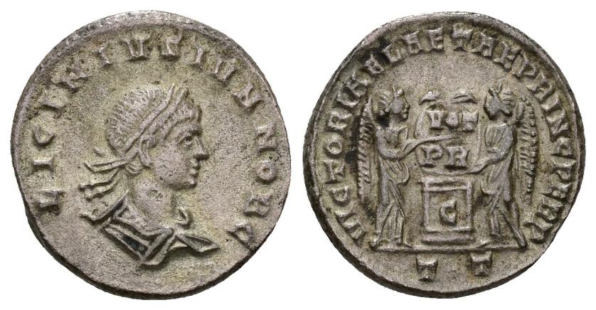 191   -  IMPERIO ROMANO. LICINIO II (bajo Constantino I). Follis. Ticinum (319). R/ Dos Victorias sosteniendo sobre altar escudo con inscripción VOT/PR; VICTORIAE LAETAE, en campo C, exergo TT. AE 2,93 g. 17,7 mm. RIC-94. MBC+. Compra privada en La Lonja del Almidón. Conserva sobre original. Rara.