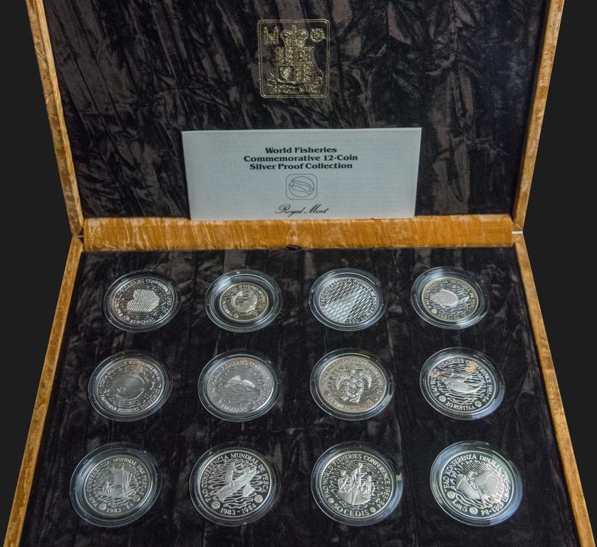 409   -  MONEDAS EXTRANJERAS. Estuche oficial de la "Royal Mint" con 12 monedas. World Fisheries. Cabo Verde (50 escudos); Ghana (50 cedis); Liberia (2 dólares); Maldivas (20 rufiyaa); Malta (LM5); Mozambique (50 meticais); Portugal (250 escudos); Santo Tomé y Príncipe (100 dobras); Seychelles (25 rupias); Somalia (25 shillings); Turquía (500 liras); Uruguay (N$20). Prueba.