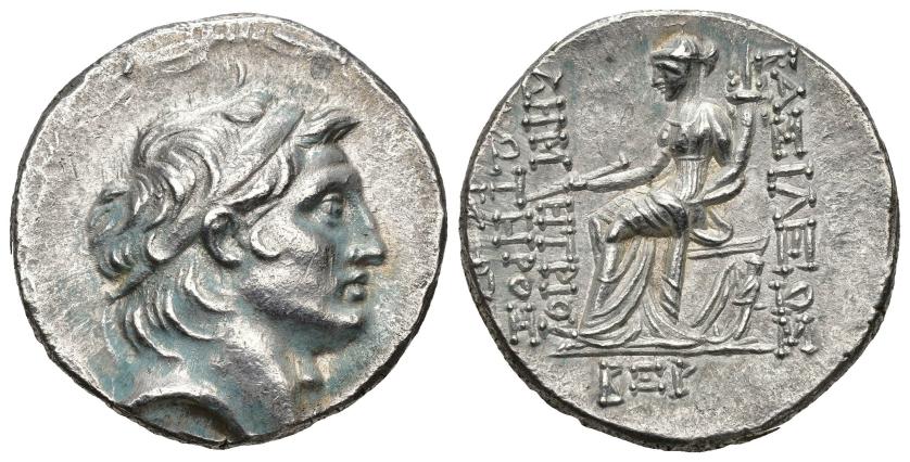 54   -  GRECIA ANTIGUA. REINO SELÉUCIDA. Demetrio I (162-150 a.C.). Tetradracma. Antioquía del Orontes. A/ Cabeza diademada a der., alrededor láurea. R/ Tyche entronizada a izq. con cetro y cornucopia; en campo monogrmas y en exergo BZR; BASILRWS/DHMHTRIOU/(S)WTEROS. AR 16,58 g. 27,7 mm. COP-234 vte. SBG-7015 vte. Leves oxidaciones. EBC-/EBC. Ex subasta Jesús Vico 42 (4-11-1999), lote 62.