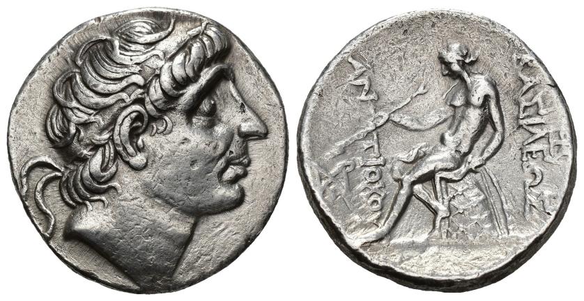 109   -  GRECIA ANTIGUA. REINO SELÉUCIDA. Antíoco I (281-261 a.C.). Tetradracma. A/ Cabeza diademada a der. R/ Apolo sentado sobre ónfalo a izq., en campo monograma; BASILEWS/ ANTIOXOU. AR 16,88 g. 27,2 mm. COP-56. SBG-6866. MBC.