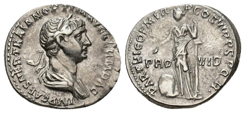 140   -  IMPERIO ROMANO. TRAJANO. Denario. Roma (114-117). A/ Busto laureado y drapeado a der.; IMP CAES NER TRAIAN OPTIM AVG GERM DAC. R/ Providentia a izq. con globo y apuntando con vara a globo a sus pies; PARTHICO P M TR P COS VI P P  SPQR, PRO-VID. AR 3,35 g. 19,4 mm. RIC-361. MBC+.