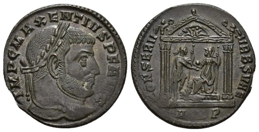 171   -  IMPERIO ROMANO. MAJENCIO. Follis. Aquileia (307). A/ Cabeza laureada a der.; IMP C MAXENTIVS P F AVG. R/ Roma sentada a izq. entrega globo al emperador frente a ella con cautivo a sus pies, todo dentro de templo decorado con victorias y loba con los gemelos en el tímpano; CONSERV VRBS SVAE. -/-//A(Q)P. AE 6,96 g. 25,7 mm. RIC-113. Acuñación floja en zonas. EBC.