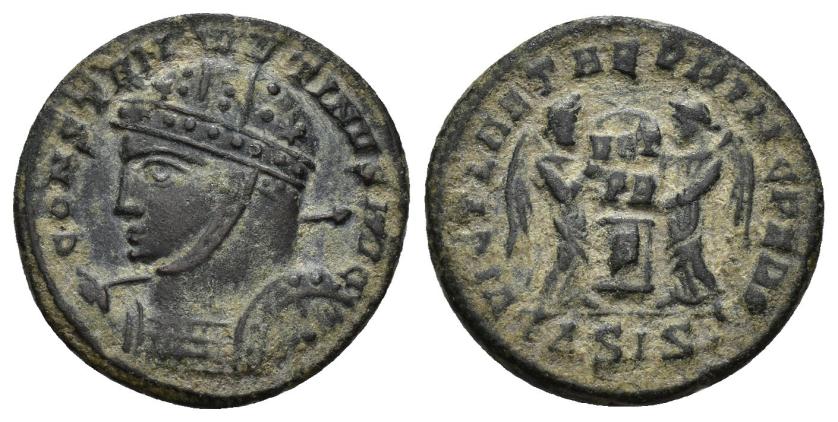 193   -  IMPERIO ROMANO. CONSTANTINO I. Follis. Siscia (319). A/ Busto con casco de alta cimera, coraza, escudo y lanza a izq.; CONSTAN-TINVS AVG. R/ Dos victorias sujetando sobre altar escudo con inscripción VOT/PR; VICT LAETAE PRINC PERP. S (en altar)//ASIS . . AE 3,02 g. 18,4 mm. RIC-82. Pátina verde. MBC. 