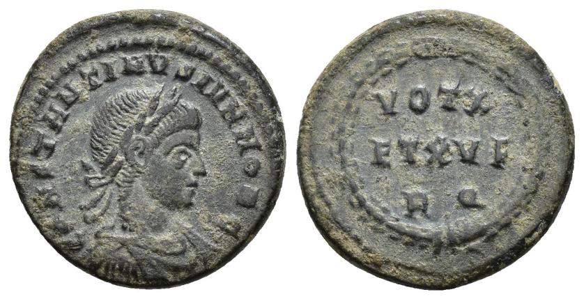 200   -  IMPERIO ROMANO. CONSTANTINO II. Follis. Roma (320). A/ Busto drapeado, acorazado y laureado a der.; CONSTANTINVS IVN NOB C. R/ VOT X/ET XV F/ R Q. AE 4,52 g. 19,8 mm. RIC-209. Pátina verde. MBC+/MBC. Rara.