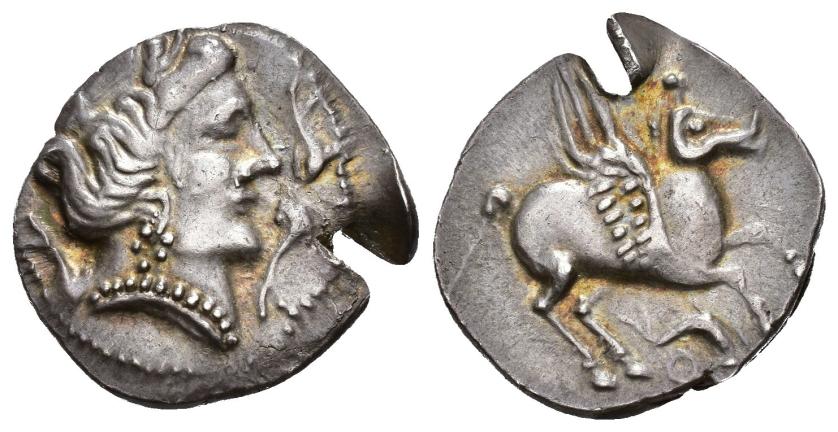 54   -  HISPANIA ANTIGUA. DRACMAS DE IMITACIÓN EMPORITANA. Dracma. A/ Cabeza femenina a der., alrededor tres delfines. R/ Pegaso con cabeza modificada a der., debajo delfín y ley. ibérica KuM. AR 4,47 g. 19,8 mm. I-1156 vte. ACIP-391. Corte de cizalla. EBC.