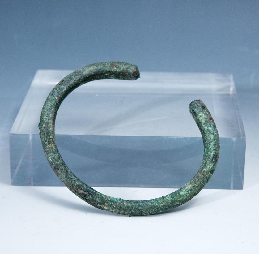 2016   -  ARQUEOLOGÍA. PRÓXIMO ORIENTE. Luristán. Brazalete con decoración geométrica (1300-800 a.C.). Bronce.  Diámetro 10 cm.