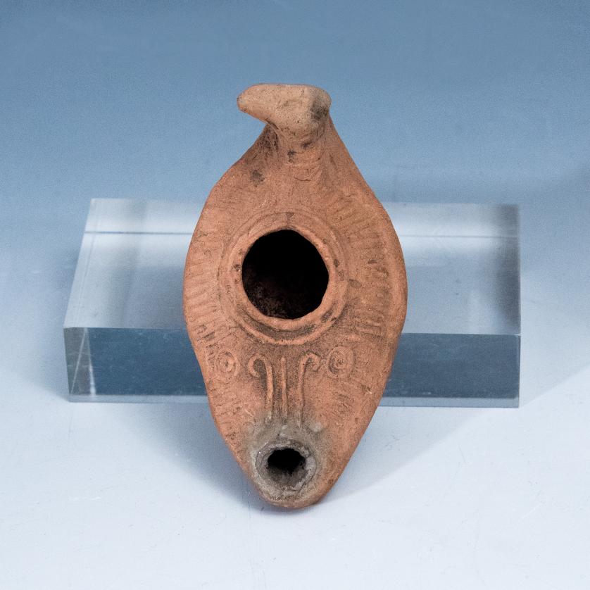 2060   -  ARQUEOLOGÍA. ROMA. Anatolia. Lucerna  con piquera circular y agujero de llenado, con decoración geométrica (siglos II-IV d.C.). Terracota. Longitud 9 cm.