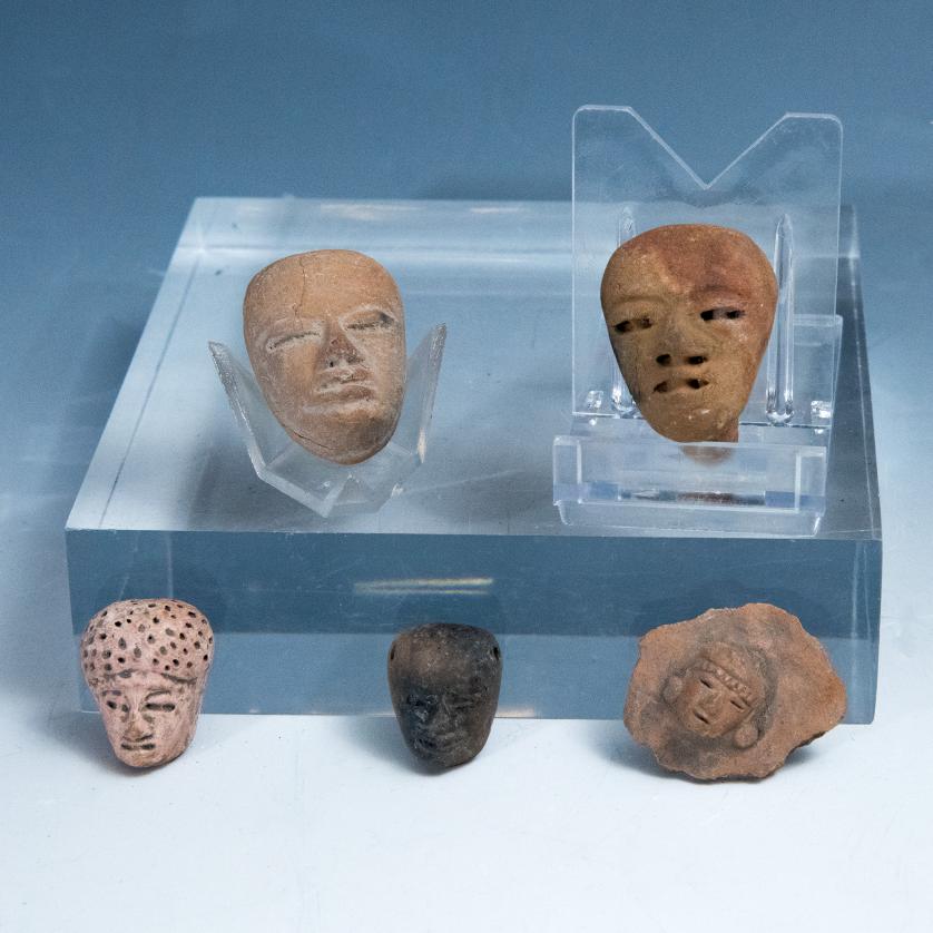 2081   -  ARQUEOLOGÍA. PREHISPÁNICO. Lote de 5 figuras de rostros antropomorfos. Diferentes épocas y estilos. Terracota. Altura de 2 cm a 3,5 cm. 