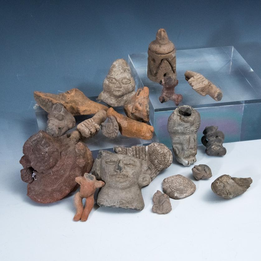 2083   -  ARQUEOLOGÍA. PREHISPÁNICO. Lote de 20 fragmentos de figuras. Diferentes épocas y estilos. Cerámica. Longitud de 2 cm a 10 cm.