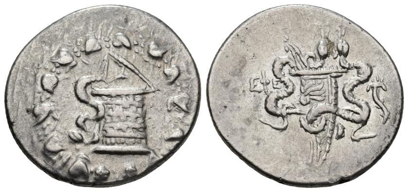 3051   -  GRECIA ANTIGUA. JONIA. Éfeso. Cistóforo (ante. 133 a.C.). A/ Cista mística con serpientes, alrededor corona de hiedra. R/ Serpientes enroscadas en carcaj, a los lados EFE y cornucopia. AR 12,61 g. 29,1 mm. COP-304 vte. SBG-4389 vte. MBC+/MBC.