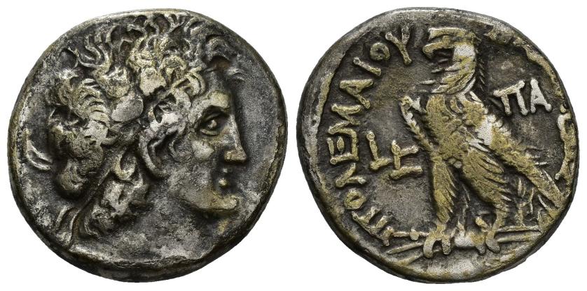 3053   -  GRECIA ANTIGUA. REINO PTOLEMAICO. Ptolomeo IX y Cleopatra III. Tetradracma (107-106 a.C.). Alejandría. R/ Águila a der., fecha LC (6), a der. PA. AR 13,71 g. 25,4 mm. COP-351. SBG-7921 vte. Leves concreciones. MBC-.