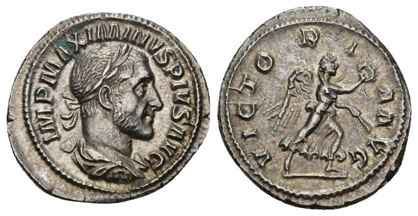 3092   -  IMPERIO ROMANO. MAXIMINO I. Denario. Roma (235-236). A/ Busto laureado, drapeado y acorazado a der.; IMP MAXIMINVS PIVS AVG. R/ Victoria corriendo a der. con corona y palma; VICTORIA AVG. AR 3,24 g. 20,5 mm. RIC-16. Punto de óxido. EBC-. 