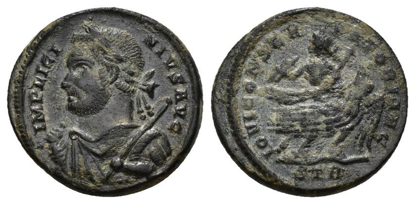 3148   -  IMPERIO ROMANO. LICINIO. Follis. Treveris (318-319). A/ Busto a izq. laureado, con cetro y haz de rayos; IMP LICINIVS AVG. R/ Júpiter con haz de rayos y cetro, sentado en águila a der.; IOVI CONSERVATORI AVG. -/-//STA . . AE 2,68 g. 16,9 mm. RIC-210. Pátina verde oscuro. MBC+/MBC-. Muy rara.