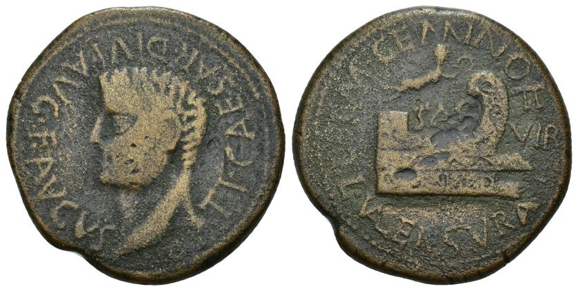 90   -  HISPANIA ANTIGUA. ARSE-SAGUNTUM. Tiberio. Dupondio. A/ Cabeza a izq.; TI CAESAR DIVI AVG F AVGVS. R/ Proa a der. coronada por victoria; L SEMP GEMINO L VALER SVRA II VIR. AE 15,66 g. 30 mm. I-2090. APRH-201c. ACIP-3236b. CC-4454, mismo ejemplar. Golpe en rev. BC+/MBC-. Muy rara.