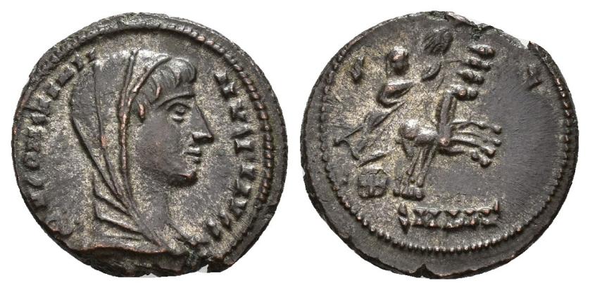 3172   -  IMPERIO ROMANO. CONSTANTINO. Follis. (337-340). A/ Busto velado a der.; DV CONSTANTINVS PT AVGG. R/ El emperador conduciendo cuadriga a der., delante la mano de Dios. -/-//SMAG(?). AE 2,29 g. 15,80 mm. RIC-? Cospel abierto. EBC-. 