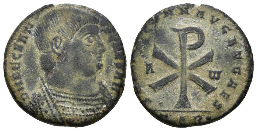 3180   -  IMPERIO ROMANO. DECENCIO. Follis. Arelate (351-353). A/ Busto drapeado a der.; D N DECENTIVS CAESAR. R/ Crismón flanqueado por A y omega; SALVS DD NN AVG ET CAES. -/-//PAR. (?). AE 6,80 g. 23,7 mm. RIC-197? Raya en anv. BC+/MBC.