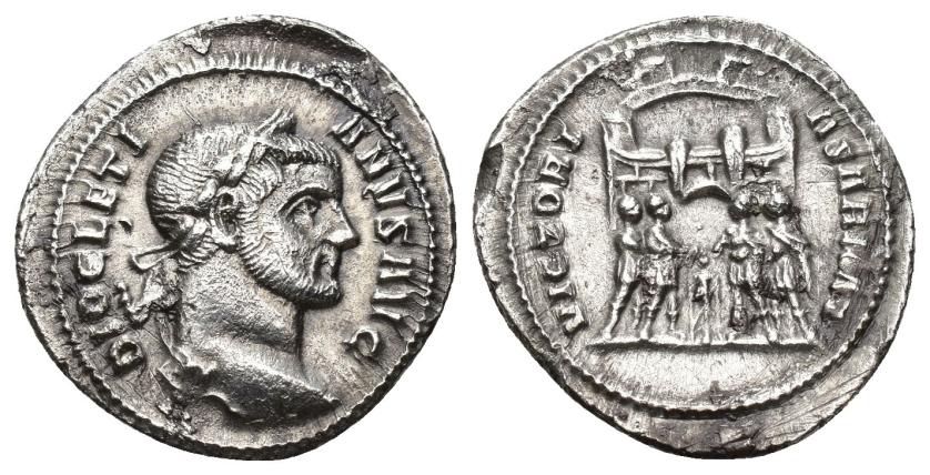 2398   -  IMPERIO ROMANO. DIOCLECIANO. Argénteo. Roma (294). A/ Cabeza laureada a der.; DIOCLETIANVS AVG. R/ Los 4 emperadores sacrificando en trípode delante de recinto amurallado; VICTORI-A SARMAT. AR 2,52 g. 19,5 mm. RIC-19a. MBC+.