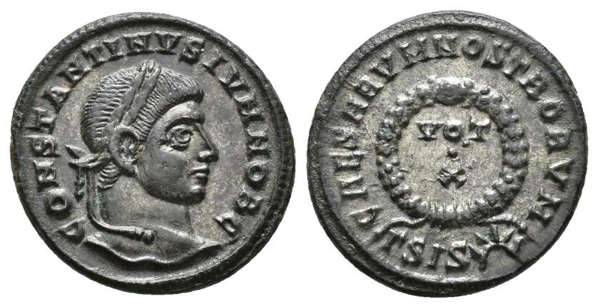 2429   -  IMPERIO ROMANO. CONSTANTINO. Follis. Siscia (321-324). A/ Cabeza laureada a der.; CONSTANTINVS IVN NOB C. R/ Láurea rodeando VOT/X; CAESARVM NOSTRORVM. -/-//GSIS(sol). AE 3,10 g. 19,2 mm. RIC-182. EBC.