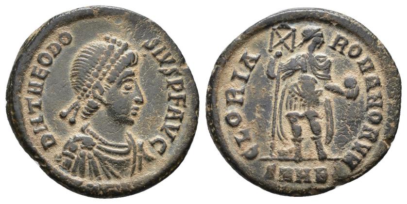 2438   -  IMPERIO ROMANO. TEODOSIO. Follis. Nicomedia (392-395). A/ Busto diademado, drapeado y acorazado a der.; D N THEODOSIVS P F AVG. R/ Emperador con globo y lábaro mirando a der.; GLORIA ROMANORVM; -/-//SMNB. AE 4,78 g. 23,3 mm. RIC-46 a var. oficina. MBC.