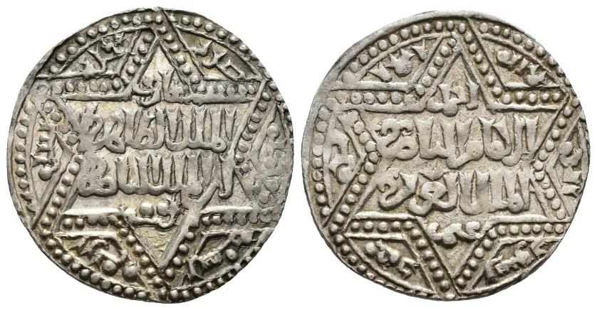 1068   -  AYYUBÍES, RAMA DE ALEPO. AYYUBÍES, RAMA DE ALEPO. ABU-L-FATH GIYYAT  AL-DIN AL-MALIK AL-ZAHIR GAZZI B. SALAH AL-DIN YUSUF (582-613/1186-1216). Dírham. (Alepo). 594 H. AR 3,21 g. 21 mm. Balog 1980-594. MBC.