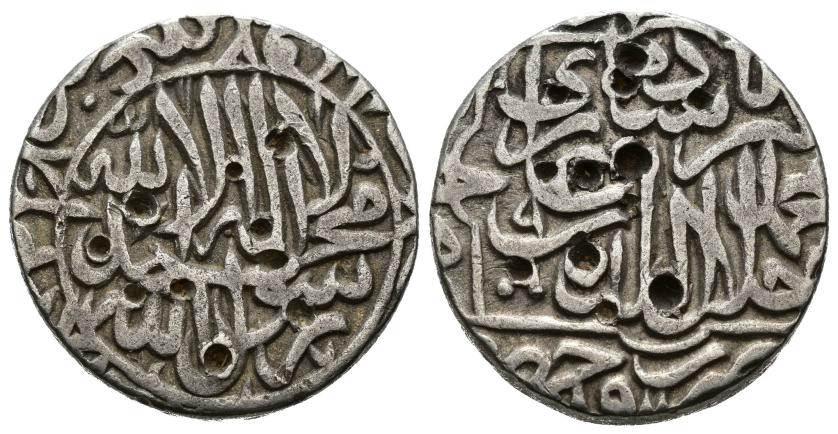 1223   -  MOGOLES. YILAL AL-DIN MUHAMMAD AKBAR B. HUMAYUN (963-1014/1556-1605). Rupia. Ahmadabad / احمداباد. Sin fecha. AR 11,28 g. 22 mm. 14 punzones. MBC.